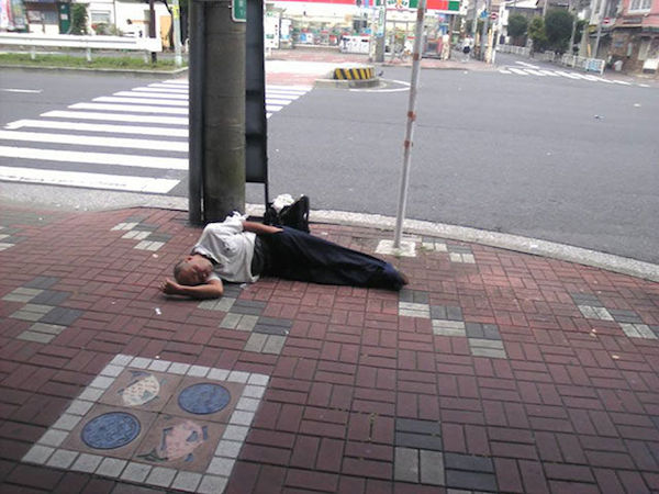 japanese_businessmen_passed_drunk_in_public_640_03