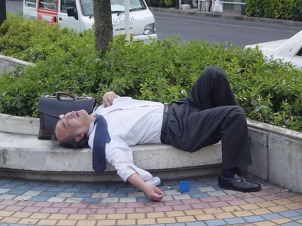 japanese_businessmen_passed_drunk_in_public_640_04