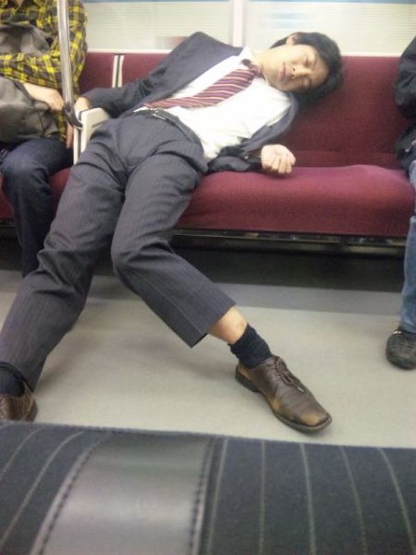 japanese_businessmen_passed_drunk_in_public_640_16